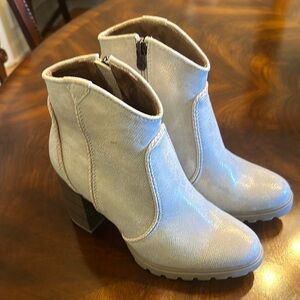 Blowfish Size 8 Cream Boots